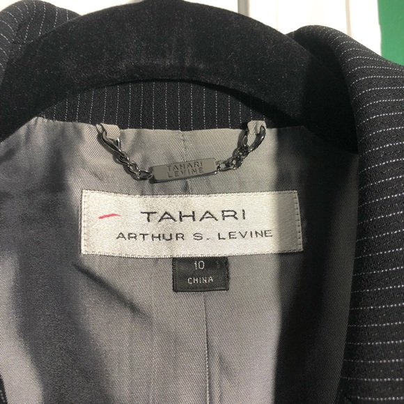 Tahari two piece suit - pinstripe navy blue - size 10 - Picture 5 of 7